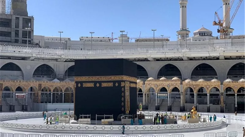 السديس: إزالة الحواجز الوقائية حول الكعبة المشرفة