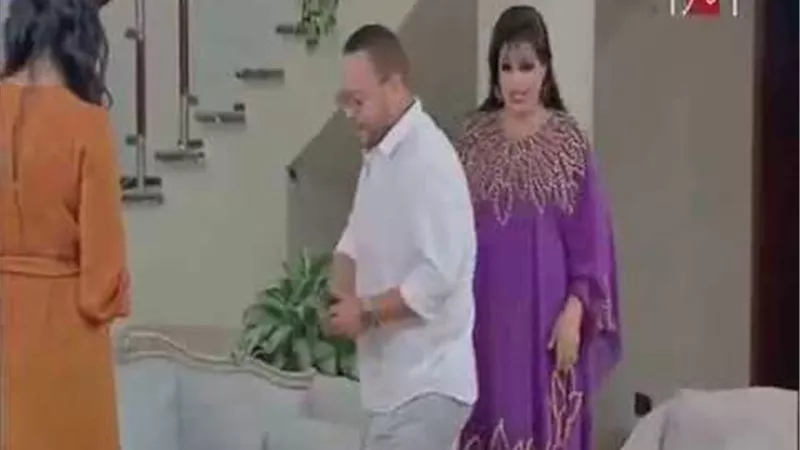بالفيديو: خادمة فيفى عبده تهاجم احمد رزق لتقبله