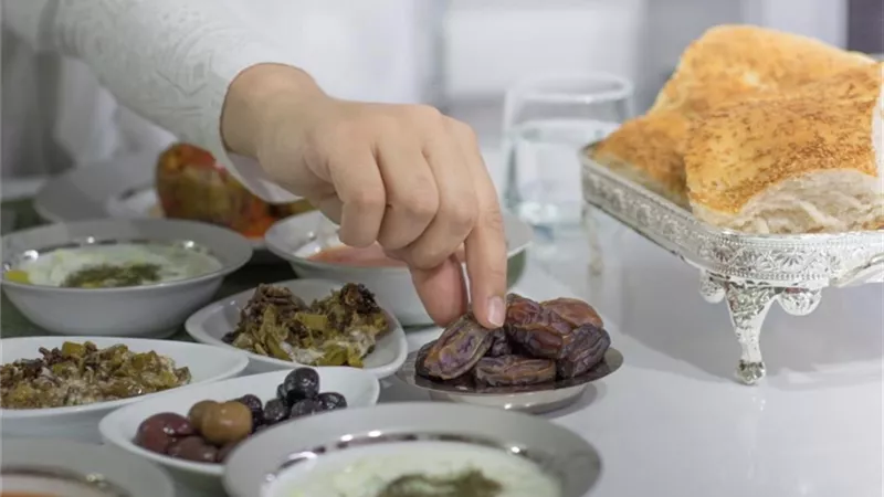 كيف تتناول وجبة السحور دون زيادة الوزن؟