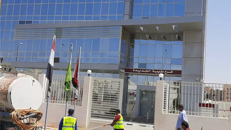 تطهير وتعقيم الأماكن الحيوية بمدينة طيبة الجديدة لمواجهة فيروس كورونا