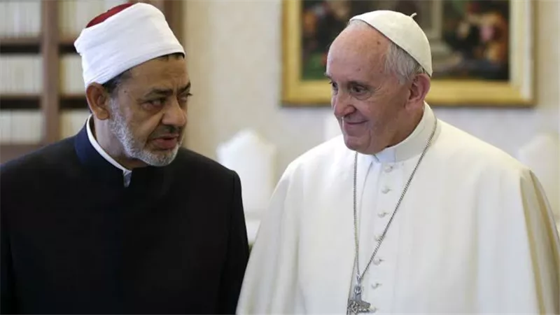الإمام الطيب يتلقى اتصالًا هاتفيًّا مِن البابا فرنسيس للتهنئة بشهر رمضان المبارك.