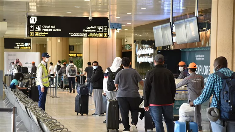 السعودية تطالب العائدين من الخارج بكتابة تعهد شخصي بالخضوع للحجر الصحي