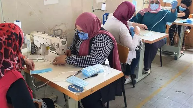 الإقتصاد المنزلى والفنون التطبيقية بجامعة حلوان توردان إنتاجهما من المستلزمات الطبية الوقائية.. بالصور