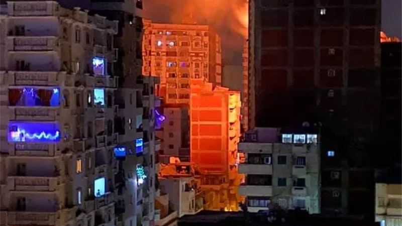الحماية المدنية اخمدت حريق شارع المنزلاوى بمحرم بك دون اصابات صو ر
