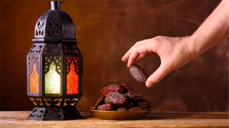 هل الإفطار في رمضان يكون بمدفع الإفطار أم بالأذان؟