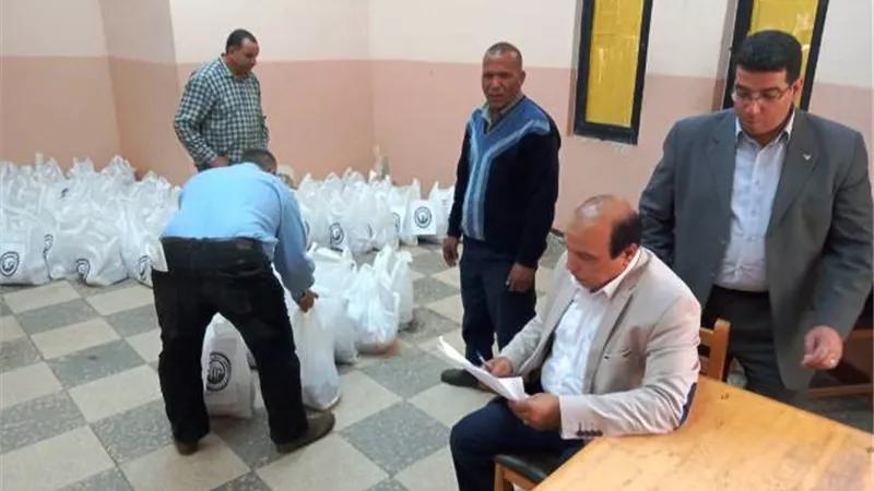 كلية الإقتصاد المنزلي بجامعة حلوان تشارك في مبادرة الجامعة معاك.. بالصور