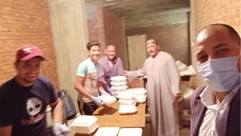 توزيع ٥٠٠وجبة إفطار علي العمالة الغير منتظمة بالعبور..صور