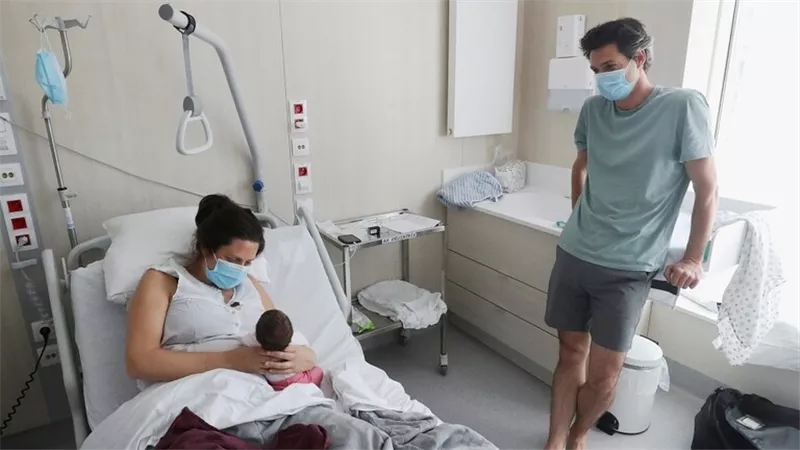 مصابة بكورونا تضع مولودة بصحة جيدة في بلجيكا