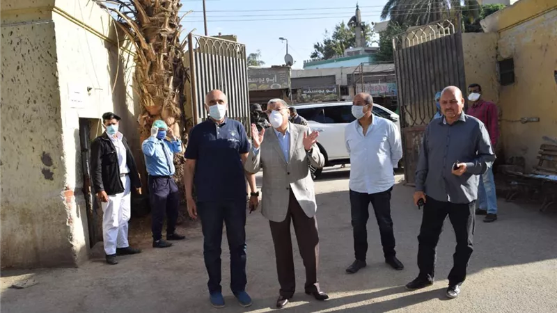 محافظ المنيا يتفقد مستشفي الحميات والصدر ويشيد بدور الفرق الطبيه