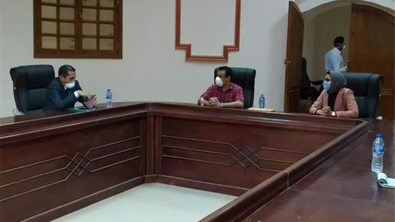 محافظ الوادي الجديد بوابات تعقيم لمستشفي الداخله و20الف كمامه لمواطني المحافظه