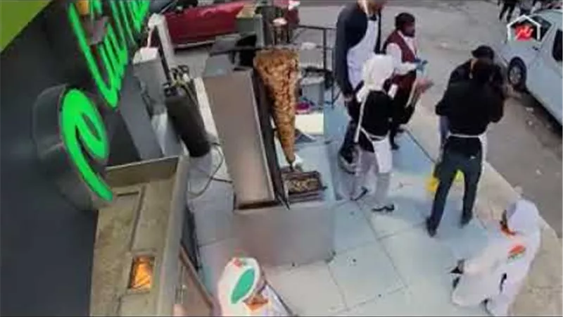 محمد ثروت يتعرض للضرب على يد سيدة