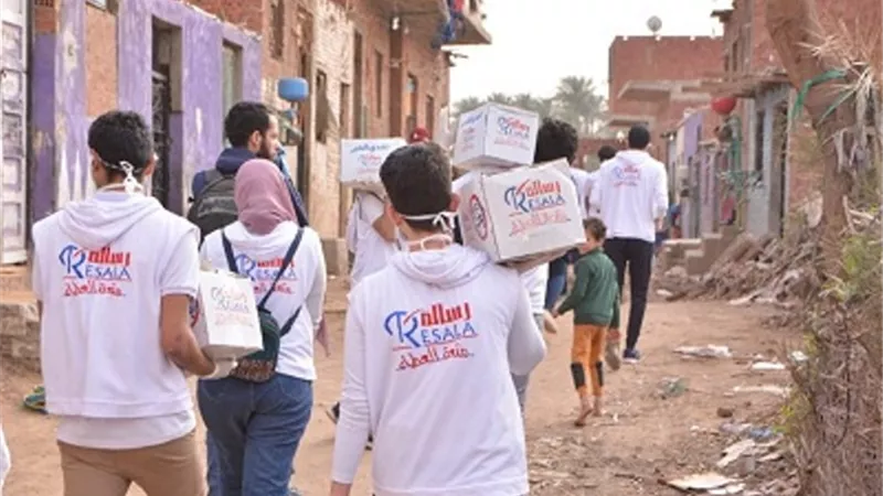 قومى المرأة بالقاهرة والجيزة يشارك فى توزيع المساعدات مع جمعية رسالة