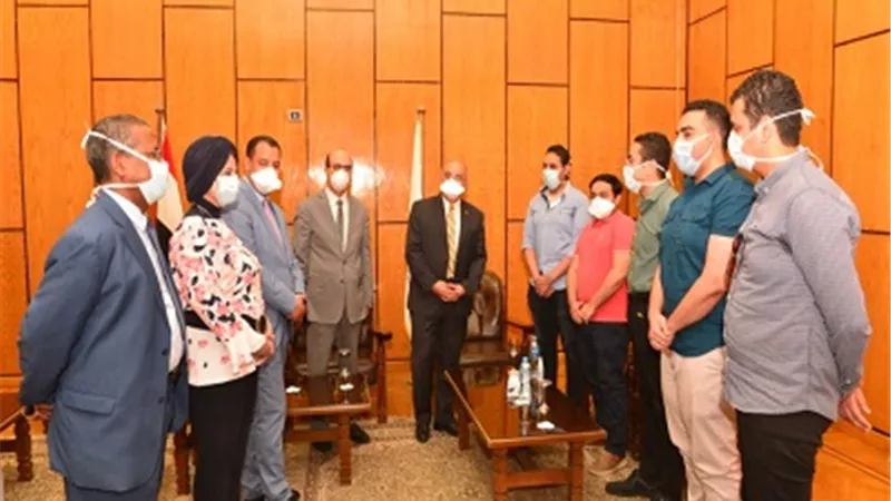 رئيس جامعة أسيوط يكرم الفريق الطبي بعد عودتهم بسلام من مستشفى العزل بأسنا