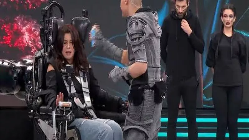 غادة عادل تفقد أعصابها وتقتحم ديكور 