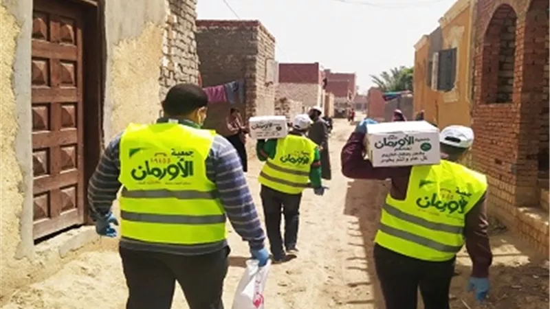 الأورمان توزع كراتين مواد غذائية على 10 آلاف أسرة في قرى ونجوع قنا