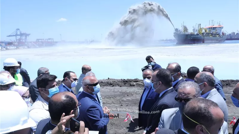 وزير النقل فى جولة لمتابعة معدلات تنفيذ عدد من المشروعات الكبرى بميناء الإسكندرية صور