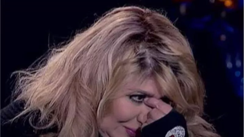 شيخ الحارة يكشف سر تقبيل معجب لسهير زكى أمام زوجها