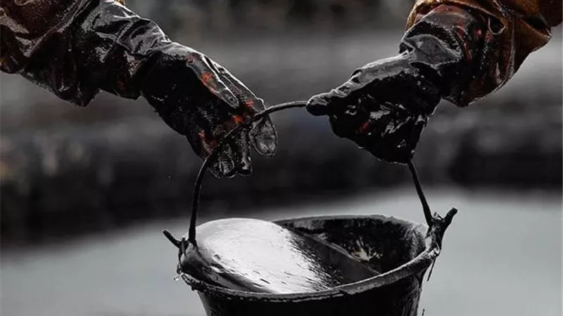 النفط الأمريكي يبدأ تعاملات الأسبوع على هبوط 9%