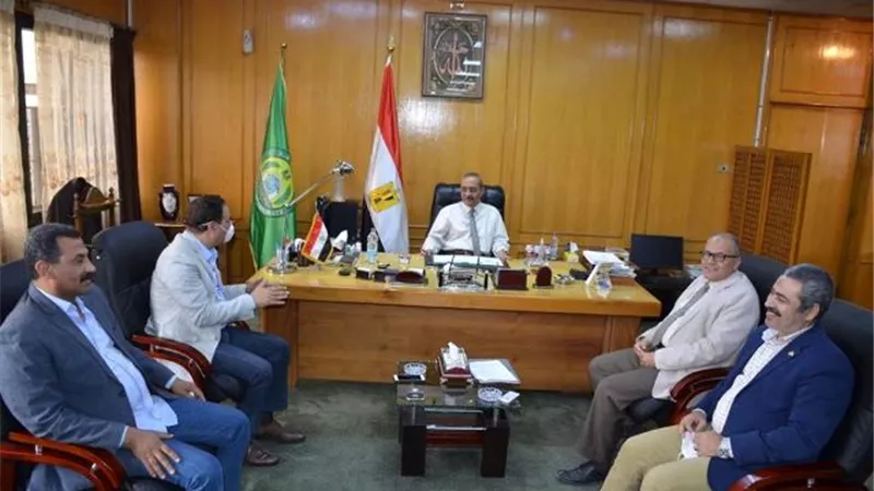 محافظ الإسماعيلية يستعرض القضايا الجماهيرية مع نواب البرلمان