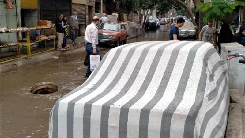 كسر ماسورة مياه رئيسية تتسبب فى غرق شارع شبرا.. صور