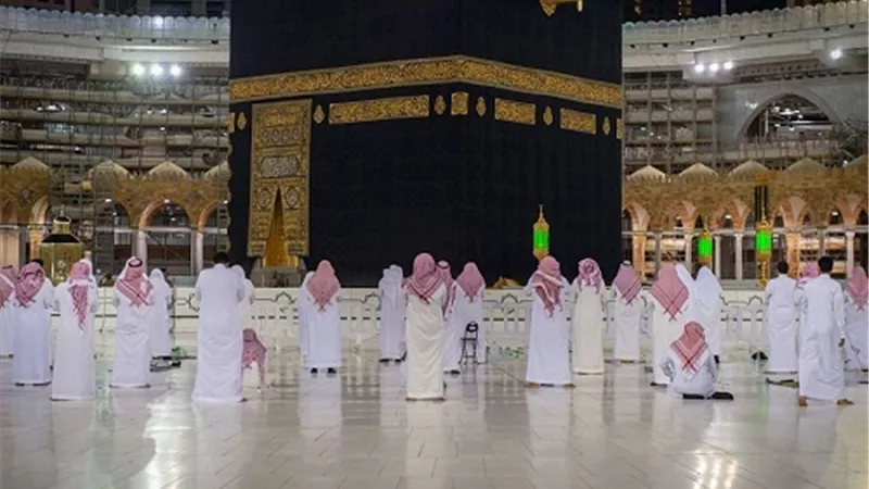 شؤون الحرمين تطبق الاجراءات الاحترازية بالتباعد بين المصلين