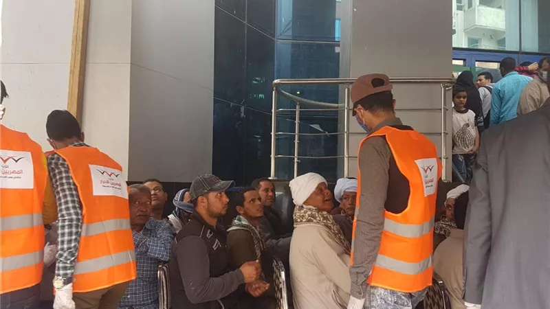 المصريين الاحرار يوزع كمامات وكحولا فى بنوك اسيوط