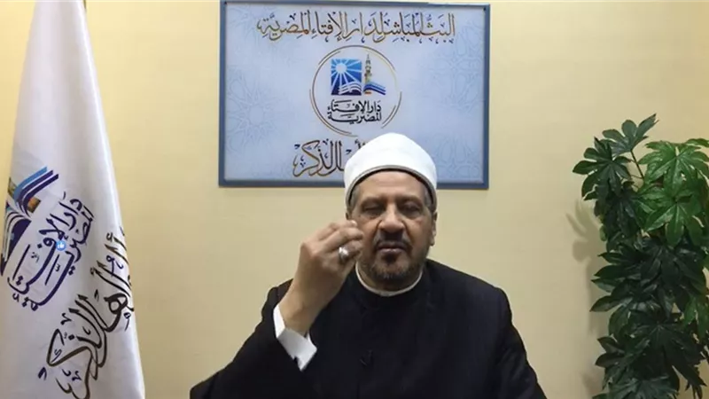 دار الإفتاء تؤكد: لا يجوز الصلاة خلف الإمام من التليفزيون
