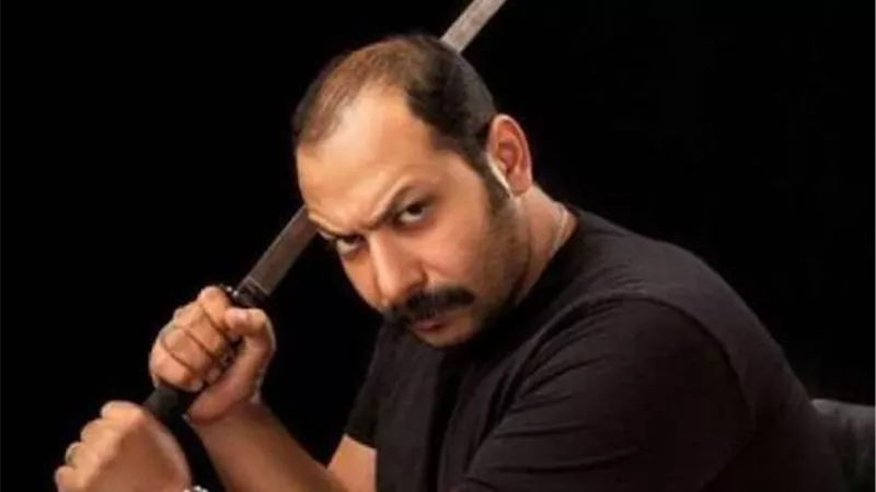 بالفيديو.. حمار يتعرض للضرب بسبب الفنان محمد ثروت