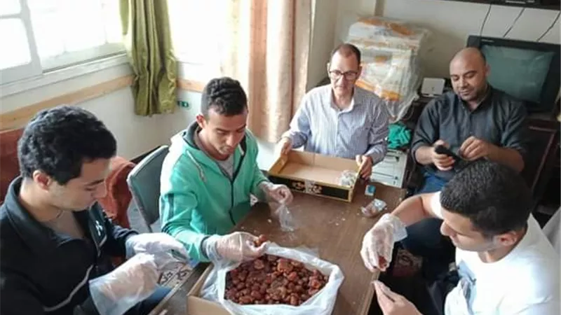 الكشافة البحرية بمنوف توزع وجبات الافطار على الصائمين