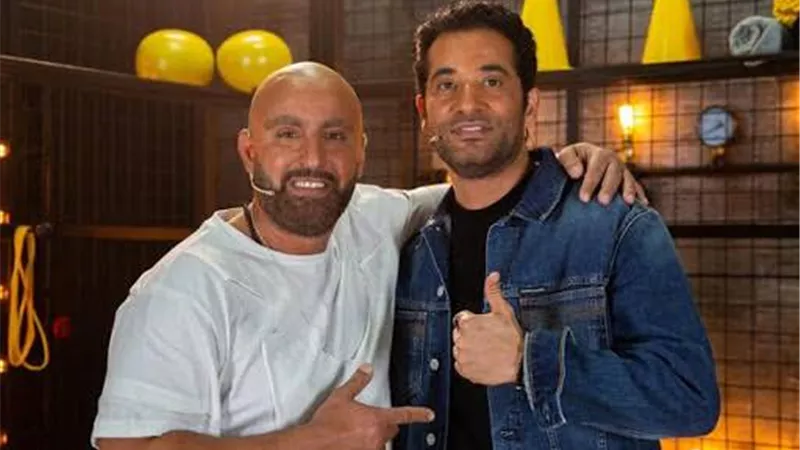 احمد السقا يتلقى مكالمة هاتفية على الهواء من والدة عمرو سعد قبل التحدى