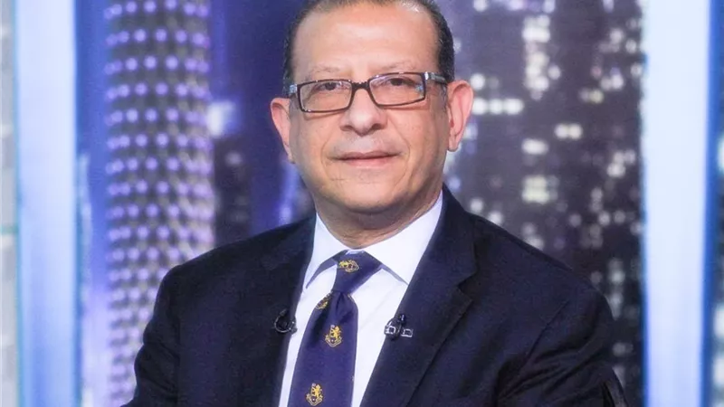 أشرف عبد العزيز يدافع عن 