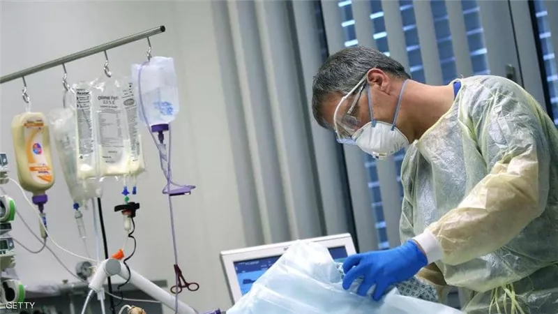 أطباء ألمان يتظاهرون عرايا احتجاجا على نقص مستلزمات الوقاية