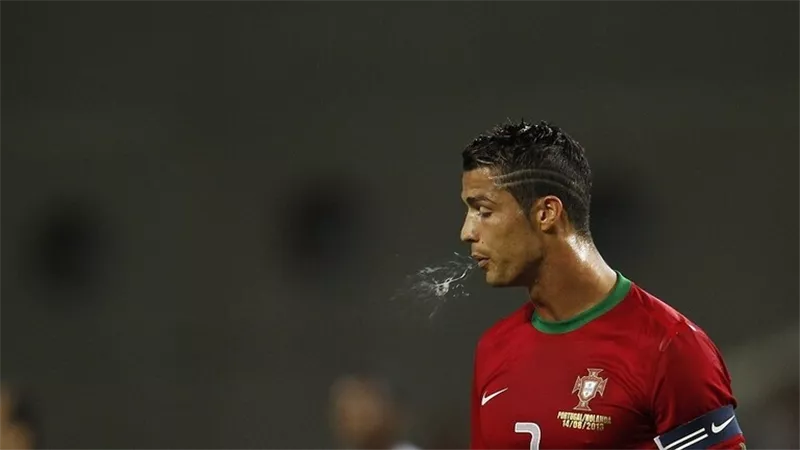 الفيفا يحذر اللاعبين: عقوبات على البصق في الملاعب بعد عودة المباريات