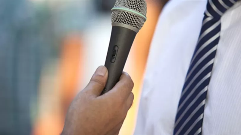 بالفيديو.. مراسل تليفزيوني يظهر على الهواء بدون 