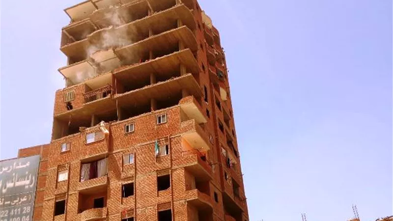 إزالة ٣ عقارات على جانبى ترعة الطوارئ فى حي السلام.. بالصور