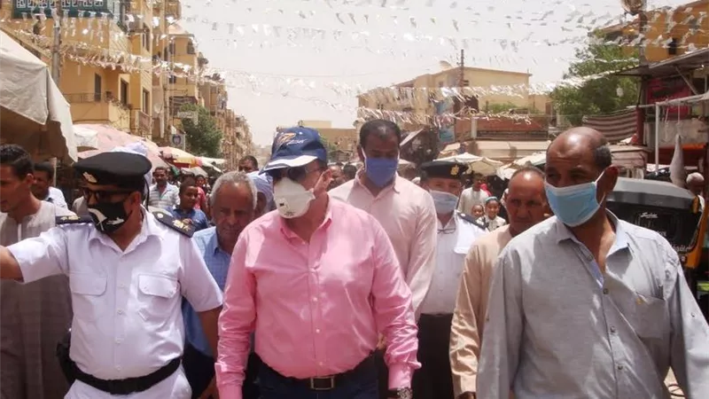 نقل الباعة الجائلين للسويقات الجديدة بأسوان لمنع التجمعات وإجراءات قاسية ضد أى تجاوزات