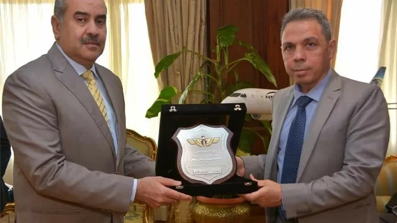 وزير الطيران يكرم أشرف القاضي رئيس مستشفي مصر للطيران السابق