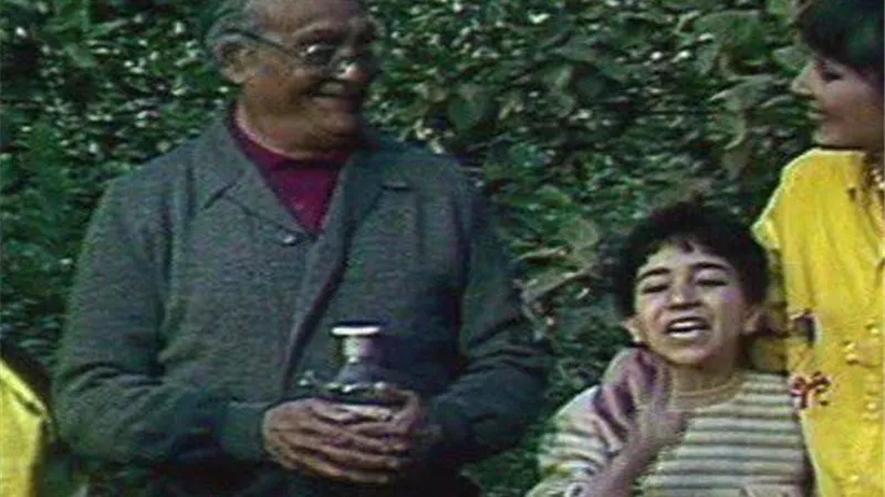 فوازير زمان والعمدة الآلى مع جدو عبده.. فيديو
