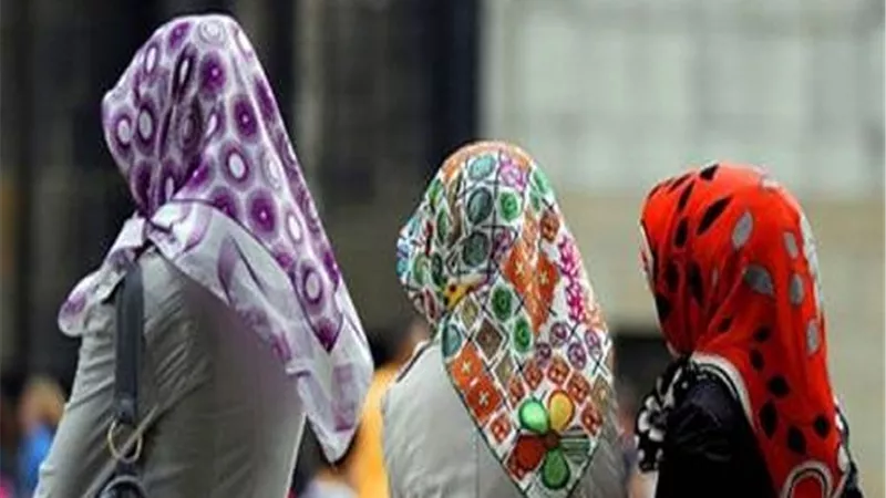 تصوم وتصلى ولا تلتزم بالزى الشرعى؟؟ ماحكمها