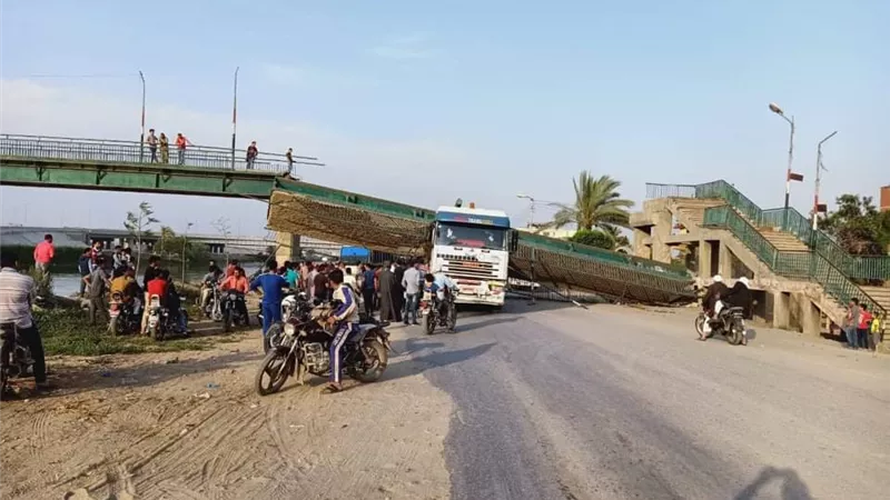 بالصور.. سقوط كوبري للمشاة بقرية السلام في الشرقية