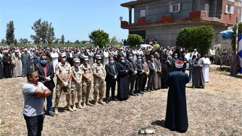 سكرتير عام محافظة البحيرة يشهد جنازة شهيد كفر الدوار ويقدم العزاء..صور