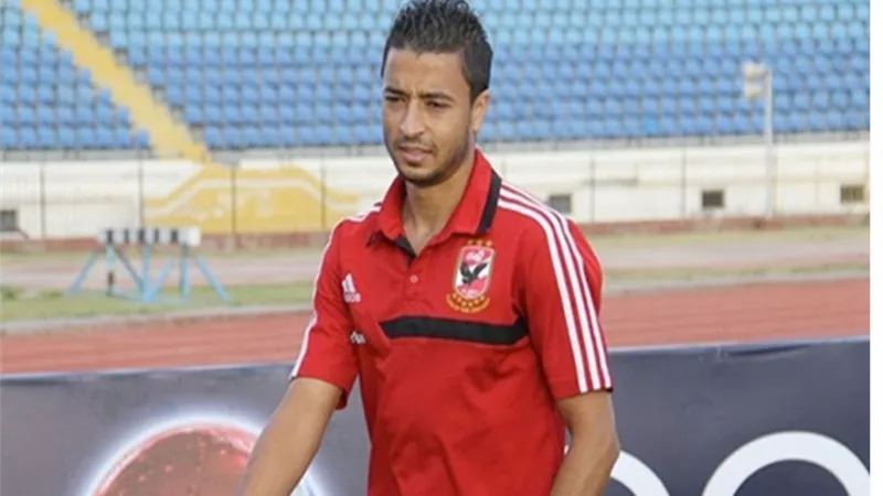 مدافع الأهلي يطلب الرحيل عن القلعة الحمراء