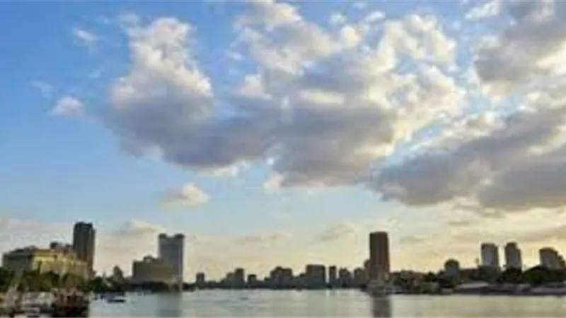مدير مركز التنبؤات بالأرصاد الجوية يكشف موعد تخفيف الملابس