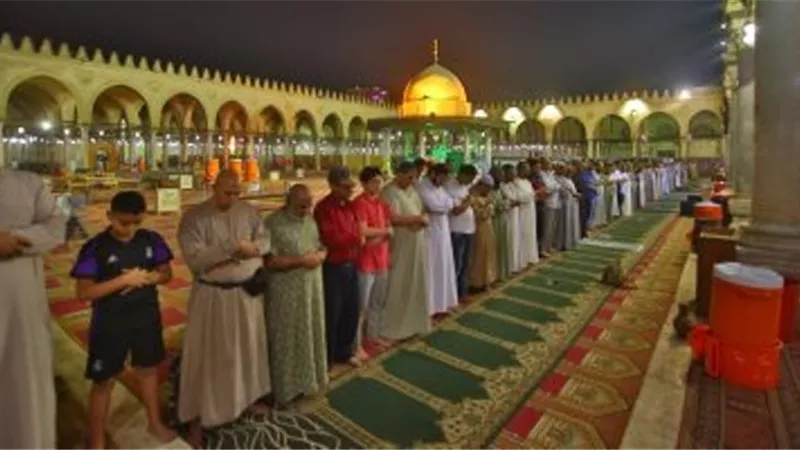 بحضور الإمام و2 مصلين.. 