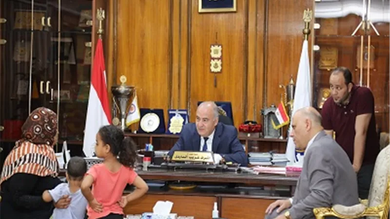محافظ قنا يستقبل عددا من المواطنين لحل مشاكلهم