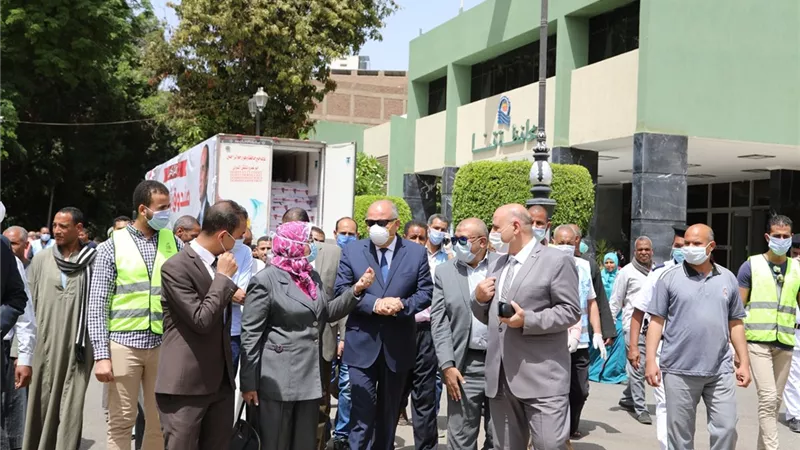 وصول شاحنات صندوق تحيا مصر المُحملة بكراتين المواد الغذائية