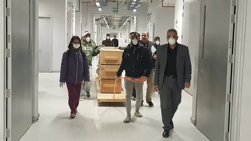 المتحف المصري الكبير يستقبل ٤٢ قطعة خشبية من مركب خوفو الثانية