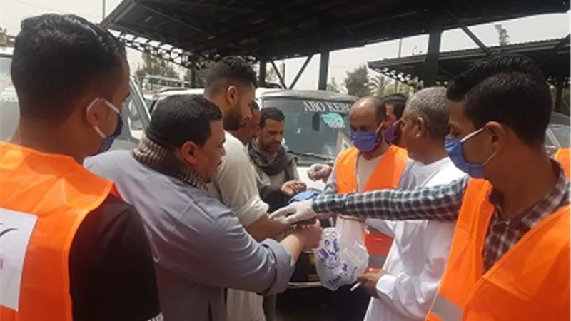 شباب المصريين الأحرار يواصلون توزيع ادوات تعقيم وقمامات على المواطنين بمواقف السيارات
