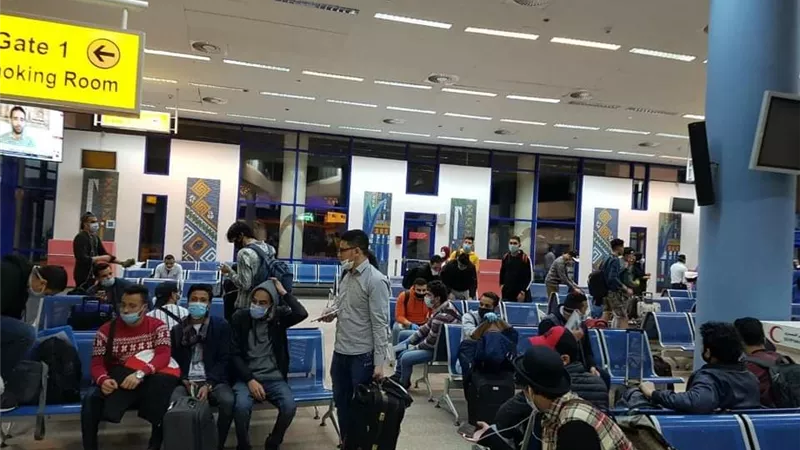 طائرة المصريون العالقون في أوكرانيا تصل مطار مرسي علم