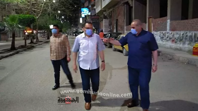 فى جولة مسائية غراب يطمئن على مدى إلتزام المواطنين والمحال بتوقيتات الغلق والحظر بالزقازيق